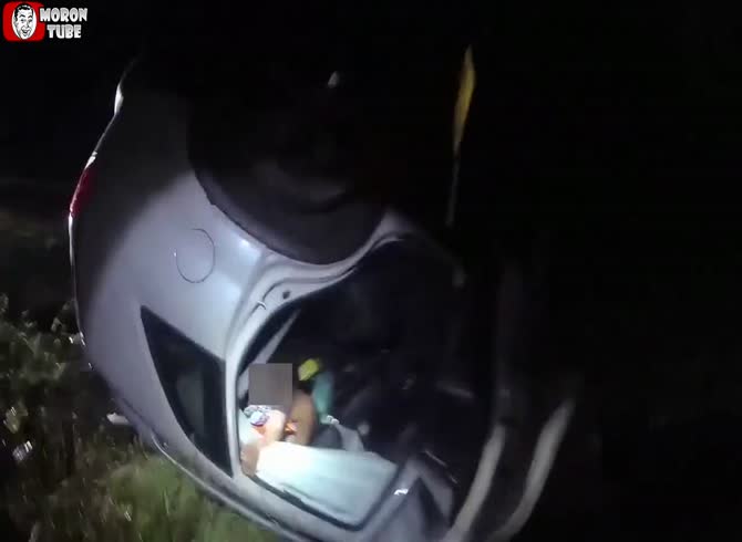Video :A police officer lifts an automobile to save a woman